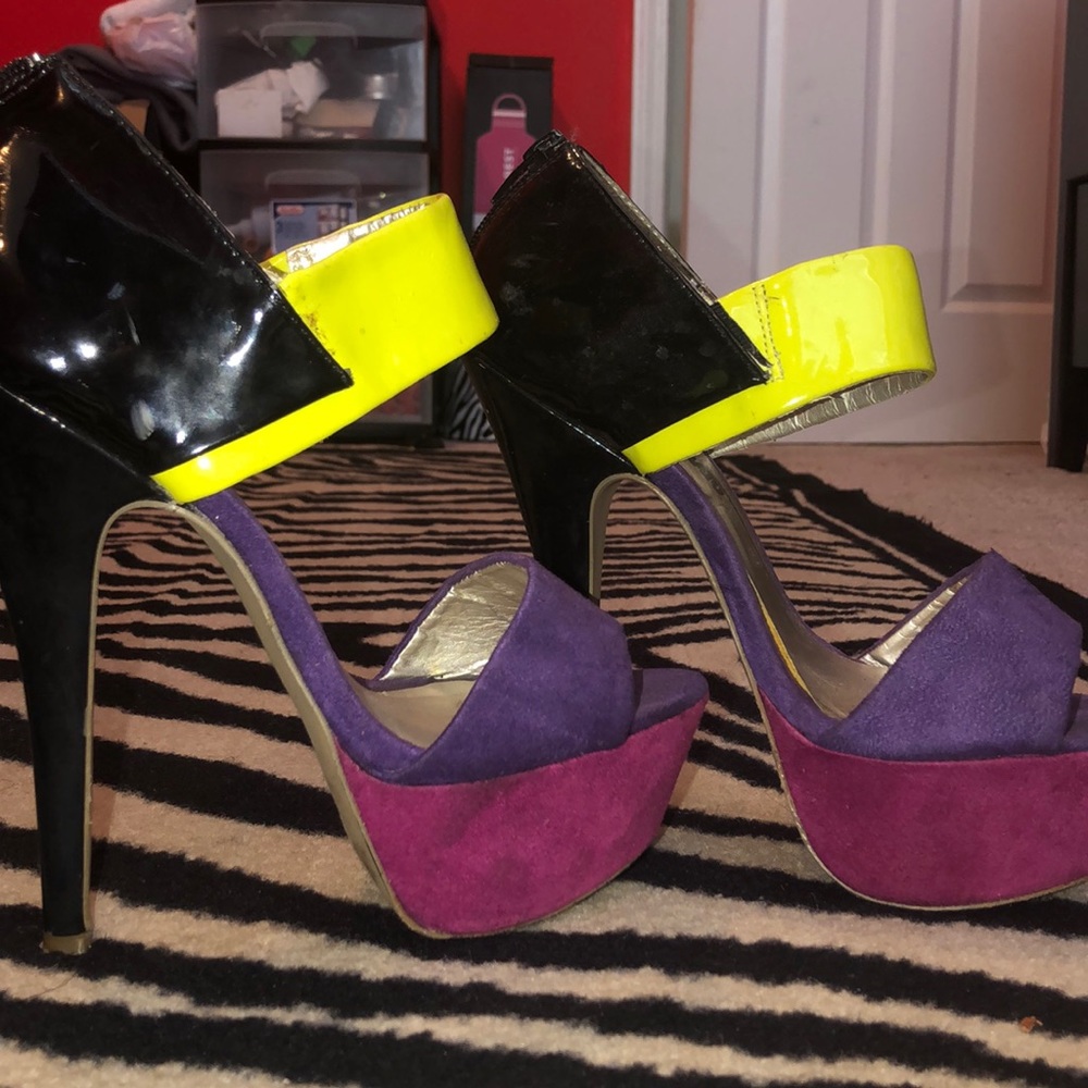 Multi color platform heel